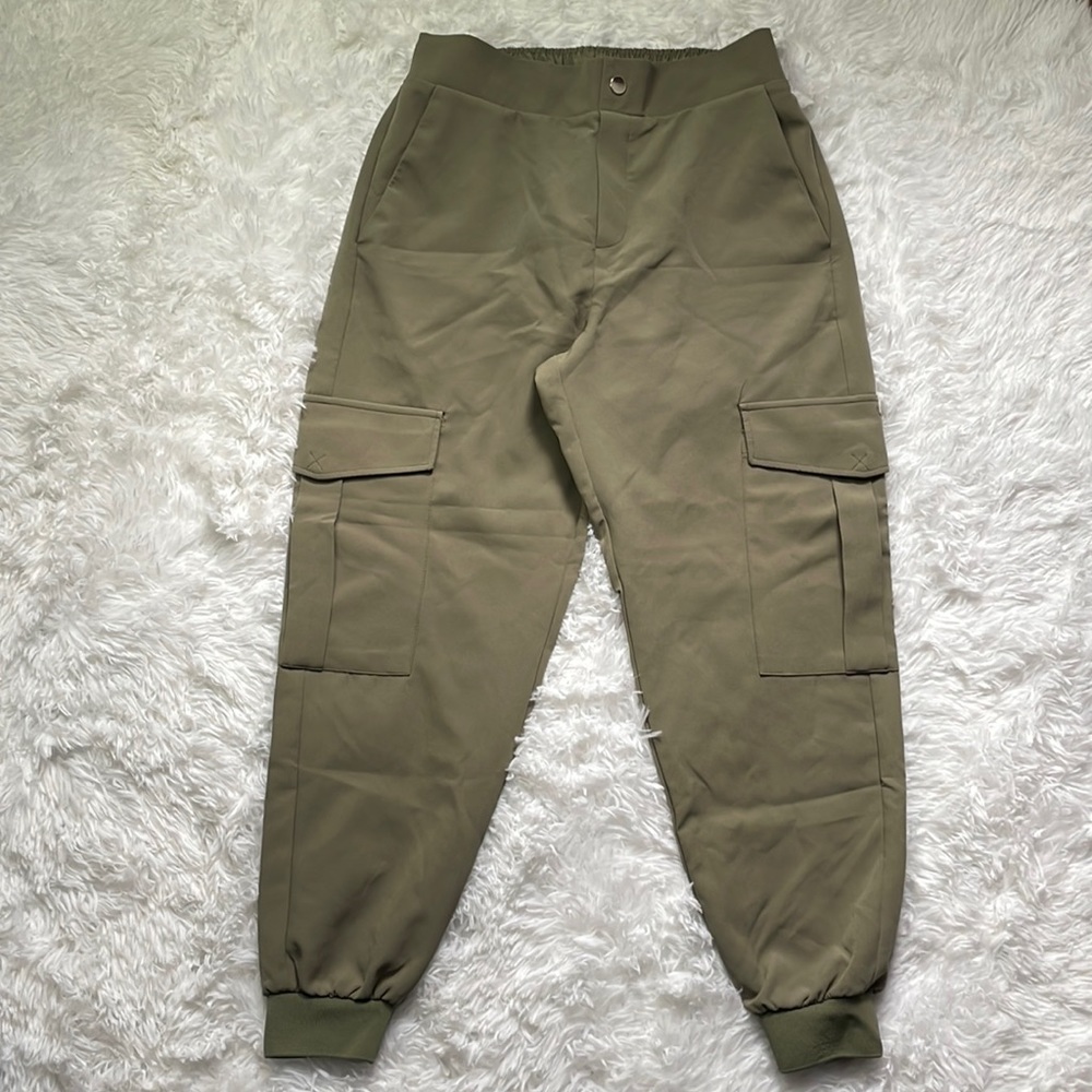 Olive green Women’s trousers from Zara. Size M.